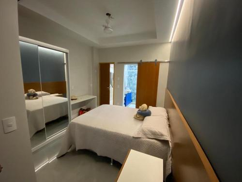 1 dormitorio con cama y espejo en lugar de sonhar em copacabana, en Río de Janeiro