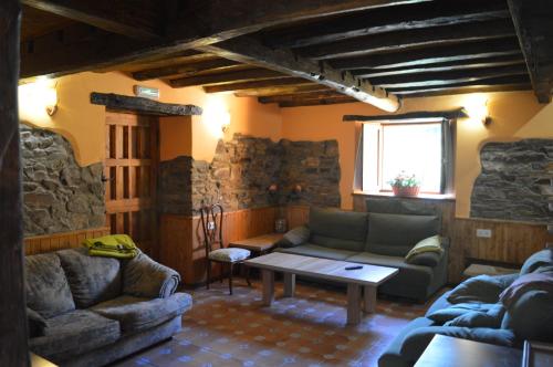 a living room with a couch and a table at Casa el Fanoso in Luarca