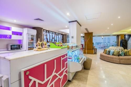 a kitchen and living room with a counter top at Al Muhaidb Residence Al Khobar in Al Khobar