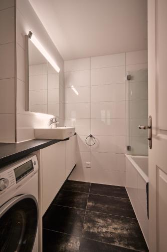 City Center Apartment with Mountain View photo 3