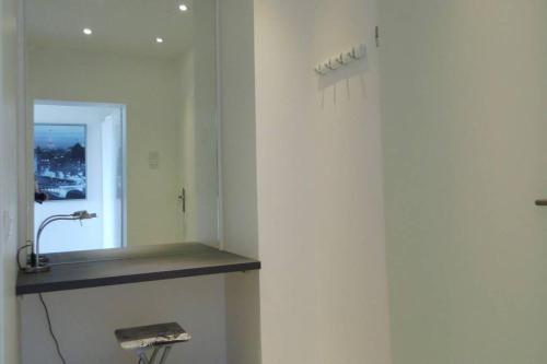 La salle de bains est pourvue d'un lavabo et d'un miroir. dans l'établissement Modernes Apartment Duisburg, à Duisbourg