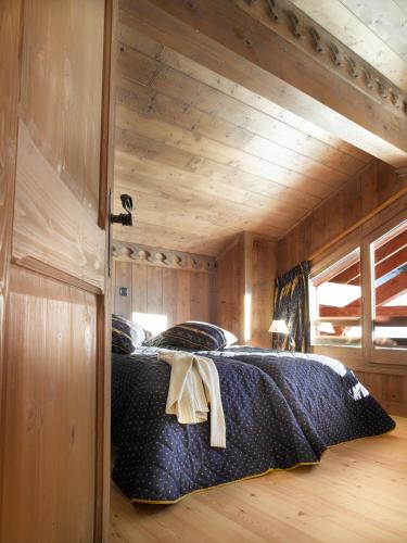 une chambre avec un lit au milieu d'une pièce dans l'établissement Résidence Les Alpages De Champagny, à Champagny-en-Vanoise