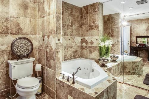 ニューオーリンズにあるLovely Home Only 15mins from Downtown NOLAの浴槽、トイレ、洗面台を備えたバスルーム
