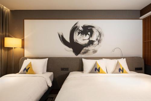 
Een bed of bedden in een kamer bij Novotel Ambassador Seoul Dongdaemun Hotels & Residences
