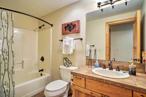 łazienka z toaletą, umywalką i wanną w obiekcie Fall River Hideaway in Estes - 3 Mi to Natl Park! w mieście Estes Park