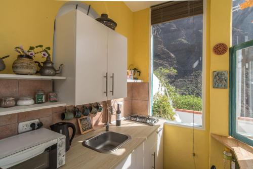 cocina con fregadero y ventana en Casa Estie, en Calera