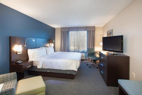 Una habitación de hotel con una cama y un televisor de pantalla plana. en Holiday Inn Hotel & Suites Tallahassee Conference Center North by IHG, en Tallahassee