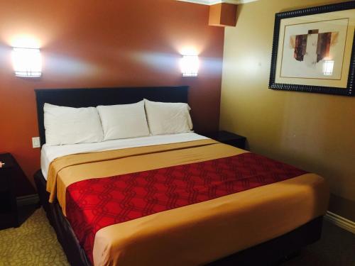 En eller flere senge i et værelse på Baymont by Wyndham Ontario