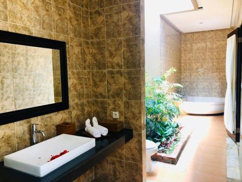 Un baño de Kartika Dahayu Private Pool Villas