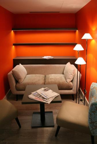 Ein Sitzbereich in der Unterkunft Hôtel Vic Eiffel