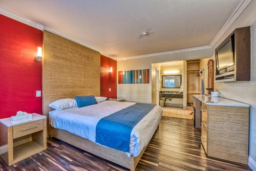 Habitación de hotel con cama y cocina en Hollywood City Inn en Los Ángeles