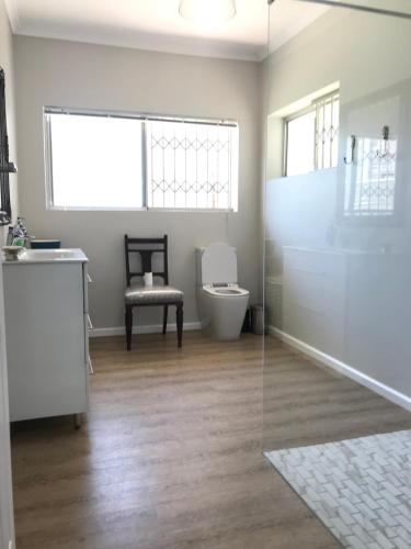uma casa de banho com um WC, uma banheira e um lavatório. em 39 Kabeljauws Road Beach House em Jeffreys Bay