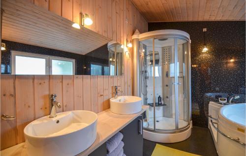 y baño con 2 lavabos y ducha. en Awesome Home In Ebeltoft With Sauna, en Ebeltoft