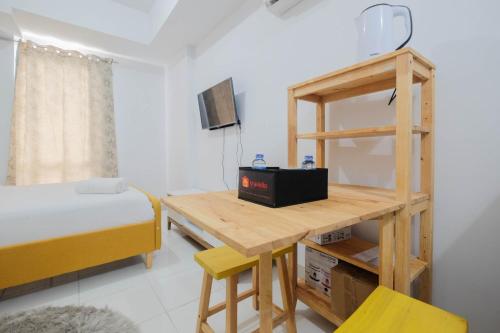 Ένα ή περισσότερα κρεβάτια σε δωμάτιο στο Minimalist Studio at Azalea Suites Cikarang Apartment By Travelio