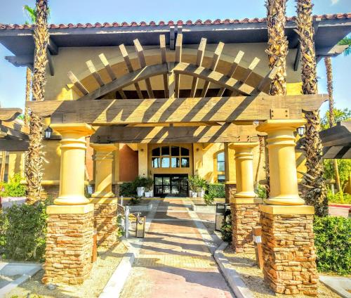 Holiday Inn Express & Suites Rancho Mirage, an IHG Hotel