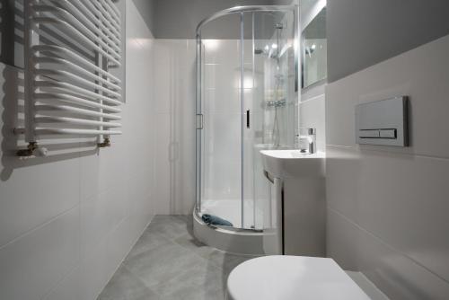 een badkamer met een douche, een toilet en een wastafel bij Klejnot Karkonoszy in Szklarska Poręba