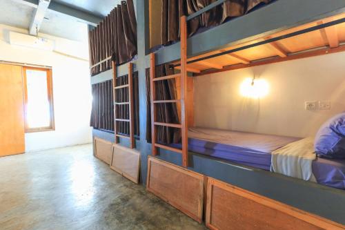 a bunk bed in a small room at Hostel Bukit Sangcure in Nusa Penida