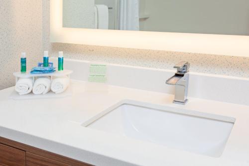 een badkamerbar met een wastafel en een spiegel bij Holiday Inn Express & Suites Houston NW - Hwy 290 Cypress, an IHG Hotel in Cypress