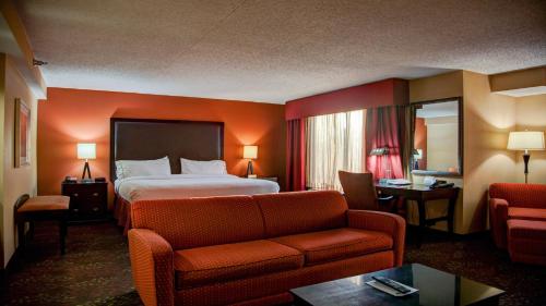 Habitación de hotel con cama y sofá en Holiday Inn Express Tyler South, an IHG Hotel en Tyler