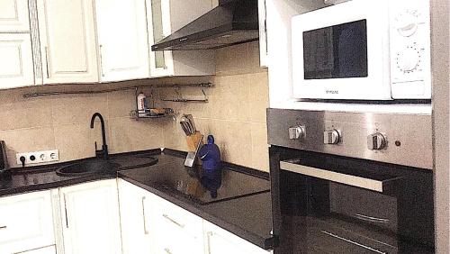 Кухня или мини-кухня в Rent-Kiev Apartment on LuxKlavdievskaya
