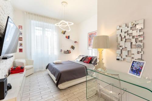 米蘭的住宿－Pop Luxury Experience，一间卧室配有一张床和一台电视。