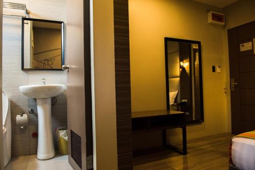 y baño con lavabo y espejo. en Dy Viajero Transient Hotel en Naga