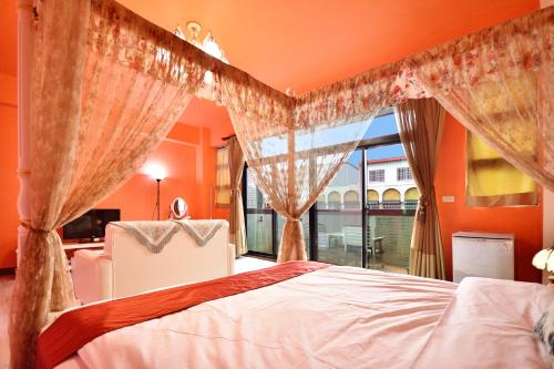 um quarto com uma cama e uma grande janela em Heng Bin Bed and Breakfast em Taitung City