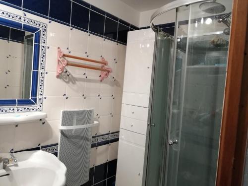 La salle de bains est pourvue d'une douche et d'un lavabo. dans l'établissement "Chênes et Romarins", Calme, Ombrage, Nature, à Bagnols-sur-Cèze