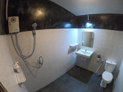 uma casa de banho com um chuveiro, um WC e um lavatório. em Blue Heaven Resort Koh Tao em Ko Tao
