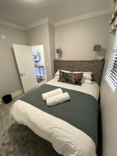 een slaapkamer met een bed met twee handdoeken erop bij Lemon Rind - 205 Oude Hoek in Stellenbosch