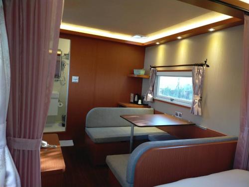 Habitación pequeña con cama y mesa en Ouxiang Manor Hotel, en Yuanlin