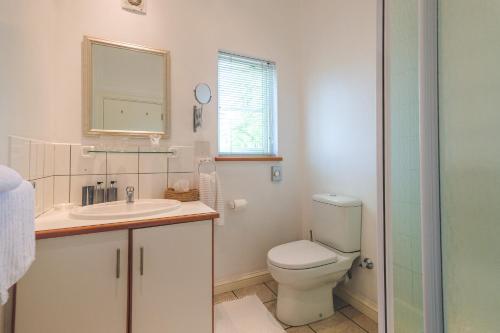 A bathroom at No.10 Caledon Street Guest House
