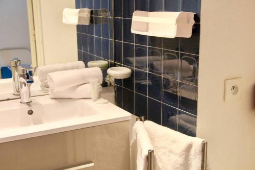 une salle de bain avec un lavabo et un miroir dans l'établissement LE SEAVIEW - Studio dernier étage vue mer, plages, à La Grande Motte