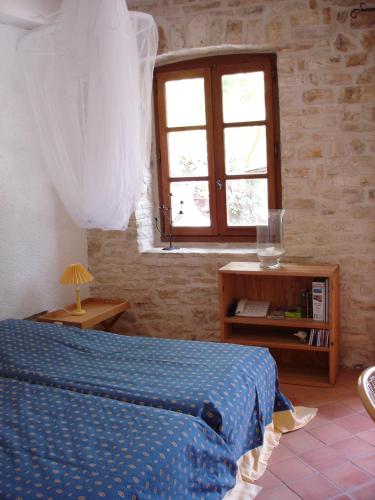 une chambre avec un lit et une fenêtre dans l'établissement Ardèche Ferienwohnung, à Le Garn
