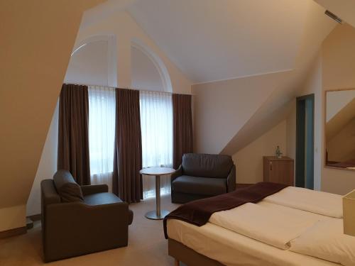 Ein Bett oder Betten in einem Zimmer der Unterkunft Hotel Wetzlarer Hof