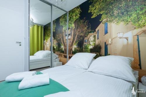 コウォブジェクにあるFeniks Apartamenty - Vacation Park SPAのベッドルーム(大きな白いベッド1台、窓付)