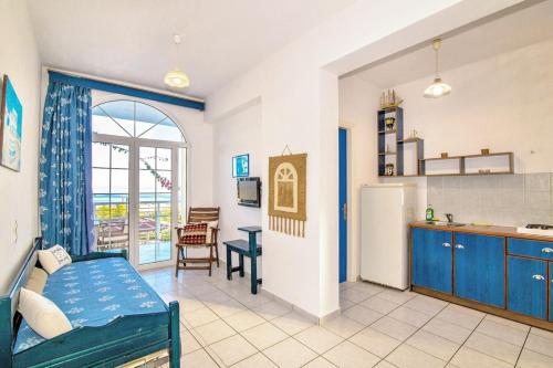 a living room with a bed and a kitchen at Villa Panorama in Keri