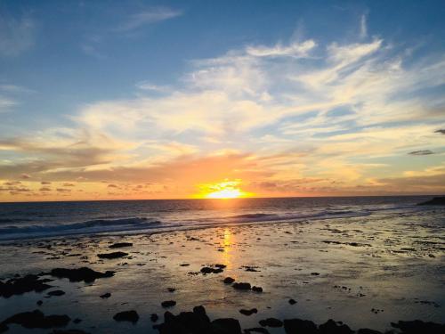 Una puesta de sol en la playa con la puesta del sol en Ô Bord Mer, en Saint-Pierre