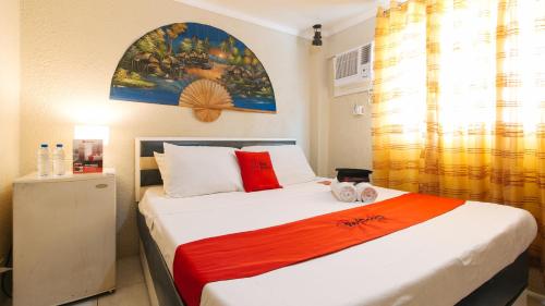 Tempat tidur dalam kamar di RedDoorz Plus Lagoon Resort Zambales