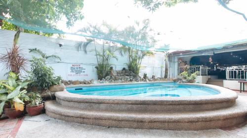 Swimming pool sa o malapit sa RedDoorz Plus Lagoon Resort Zambales
