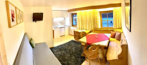 ピンスヴァングにあるGutshof zum Schluxenのテーブルとキッチン付きの小さな部屋