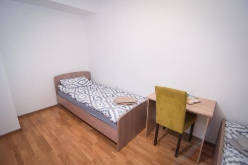Un pat sau paturi într-o cameră la Feels like home 2