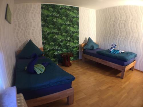En eller flere senge i et værelse på XXL Deluxe Living 125qm bei Nürnberg