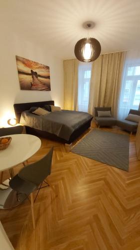 um quarto com uma cama, uma mesa e um sofá em Angelika Apartments em Viena