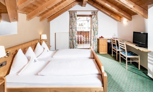 En eller flere senge i et værelse på Hotel Schneeberg Family Resort & SPA