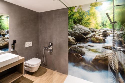 Et badeværelse på Hotel Schneeberg Family Resort & SPA