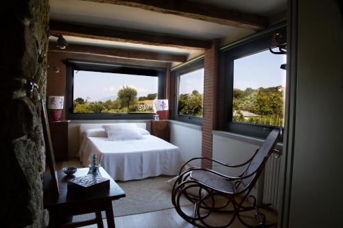 een slaapkamer met een bed en twee ramen bij La Casa di Ester nel Cilento in Angellara