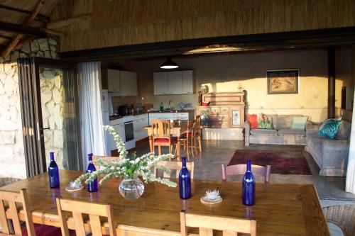 - une table en bois avec des bouteilles bleues dans le salon dans l'établissement Franshoek Farm, à Ficksburg