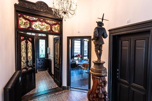 a statue of a man on a stand in a hallway at Stella Suites Boutique Hotel in Goirle