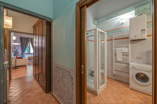 Un baño de Dante States Apartments